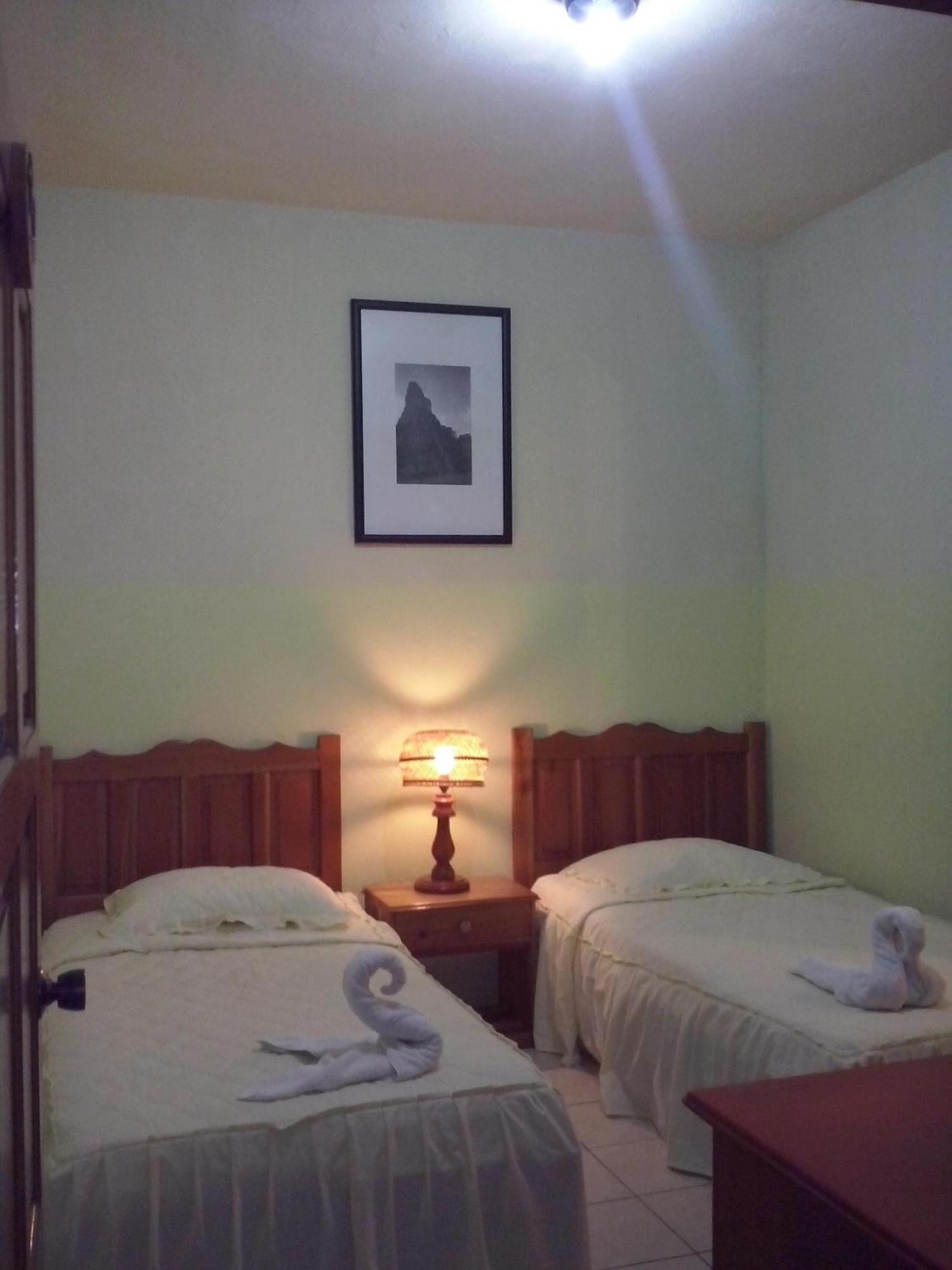 Nakum Hotel Флорес Екстериор снимка