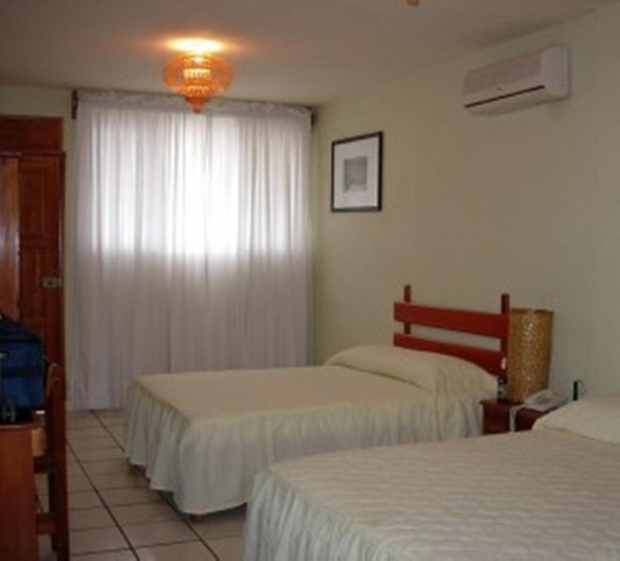Nakum Hotel Флорес Екстериор снимка