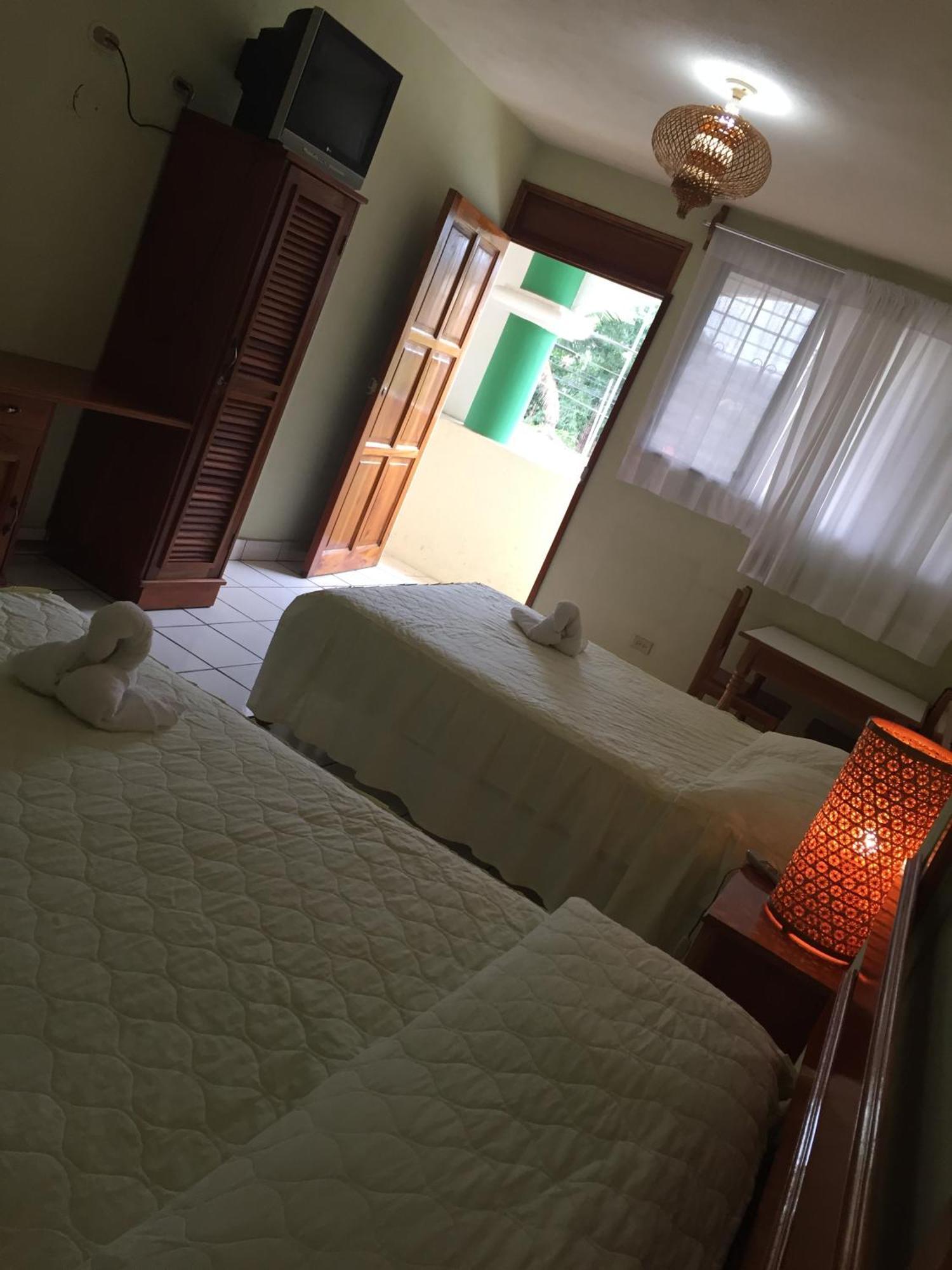 Nakum Hotel Флорес Екстериор снимка