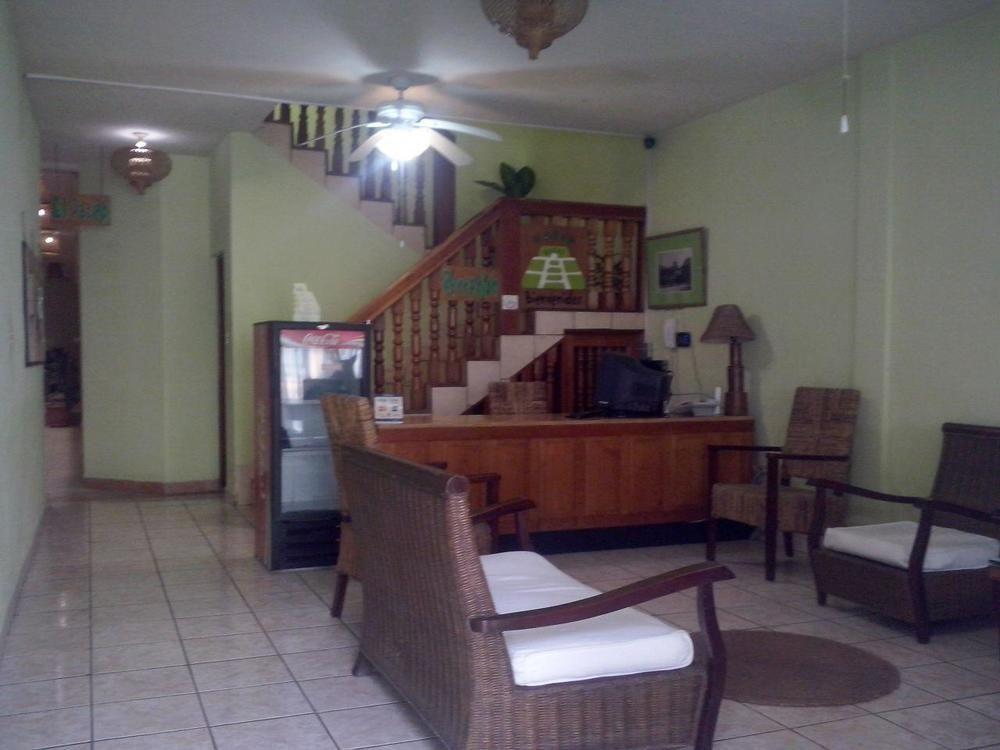 Nakum Hotel Флорес Екстериор снимка