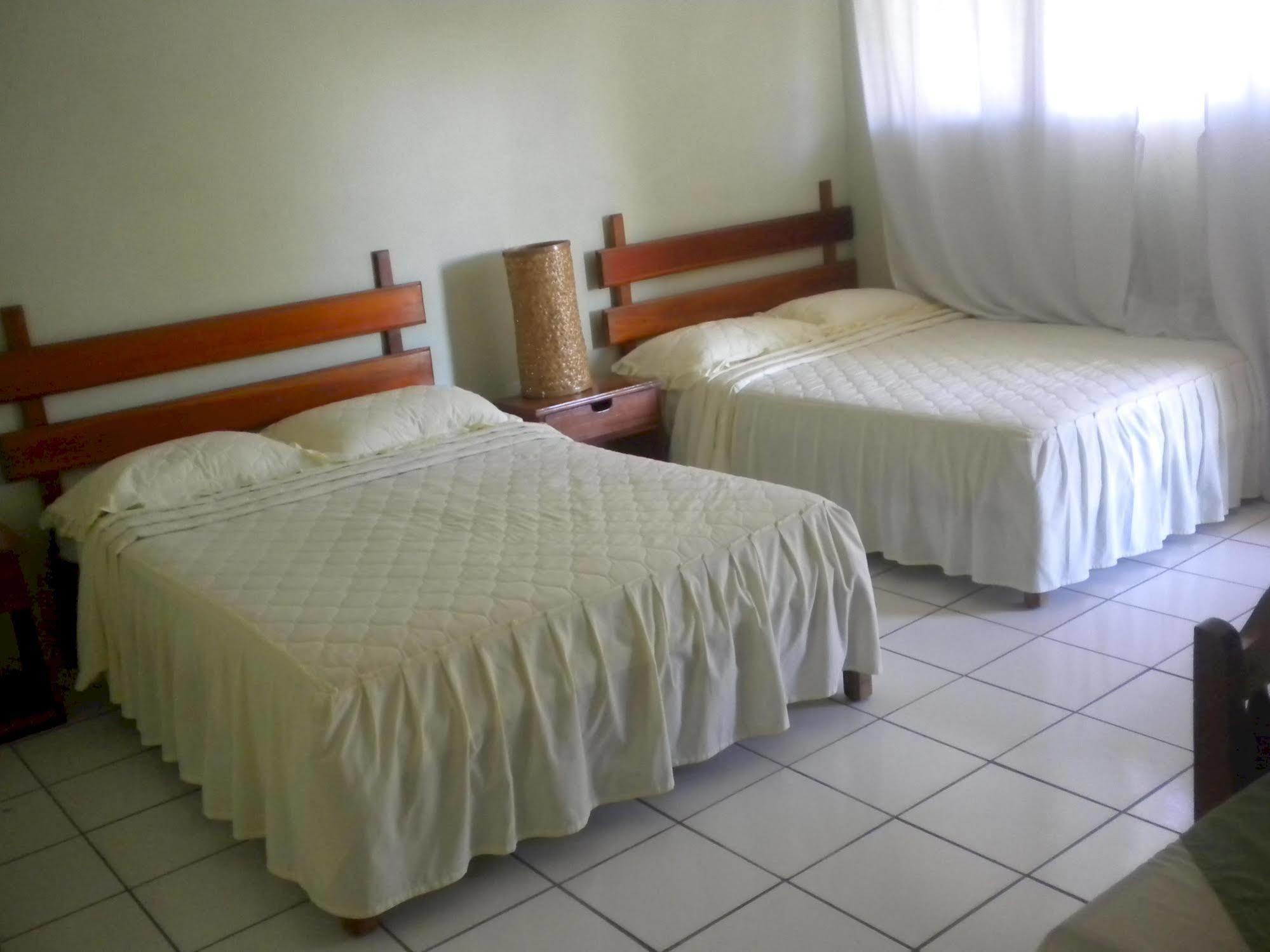 Nakum Hotel Флорес Екстериор снимка